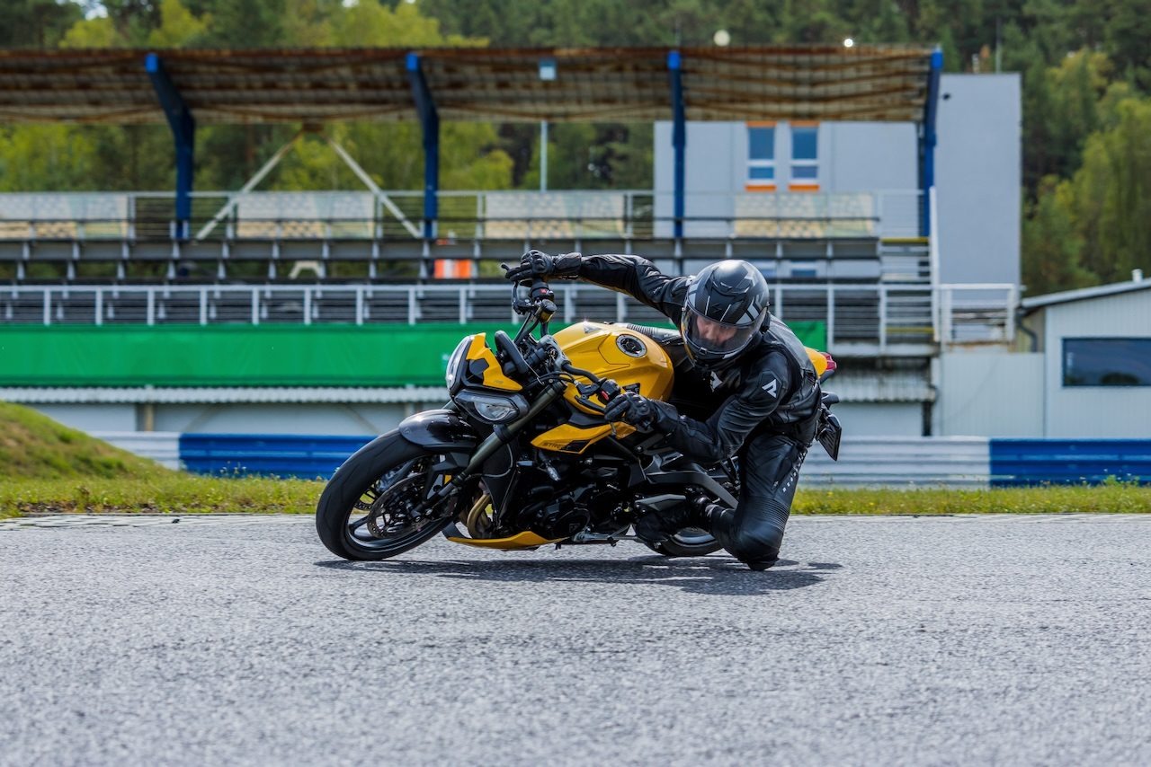 Vít Matějka v náklonu na žluté motorce na okruhu