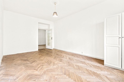 Světlý pokoj s prosklenými dveřmi a skříní