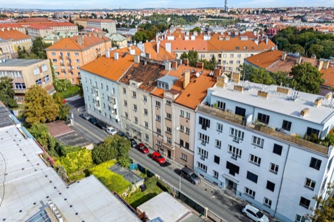 Pohled na dům a okolí shora