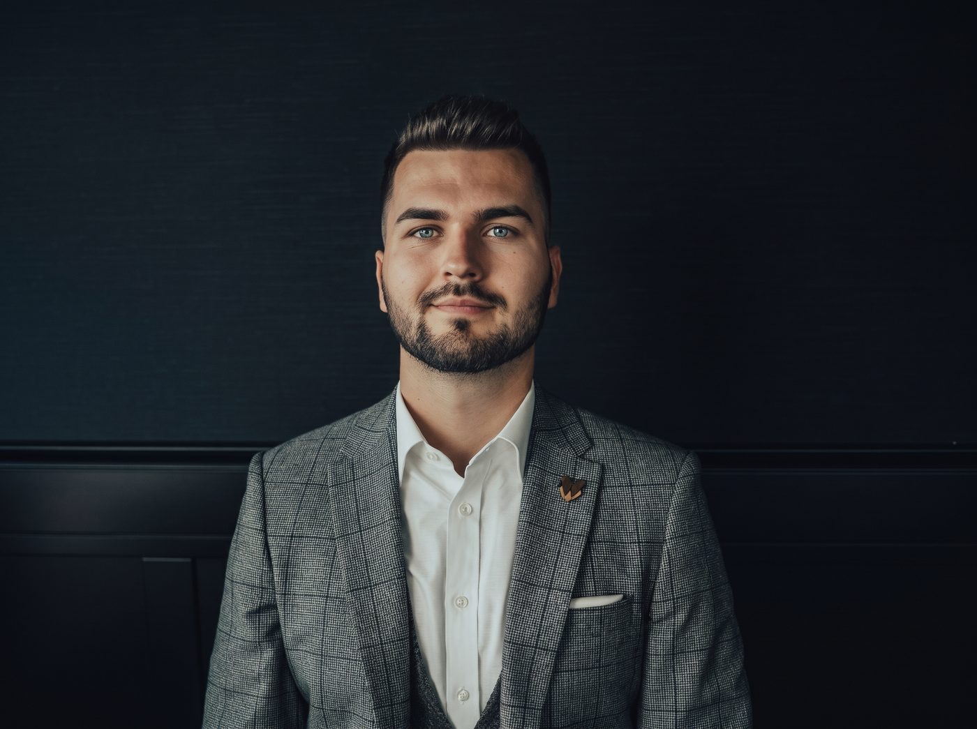 Vít Matějka v šedém obleku
